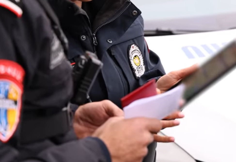 Երևանում 44-ամյա վարորդը պարեկներին ներկայացրել է կեղծ վարորդական վկայական. նա ձերբակալվել է (ՎԻԴԵՈ)