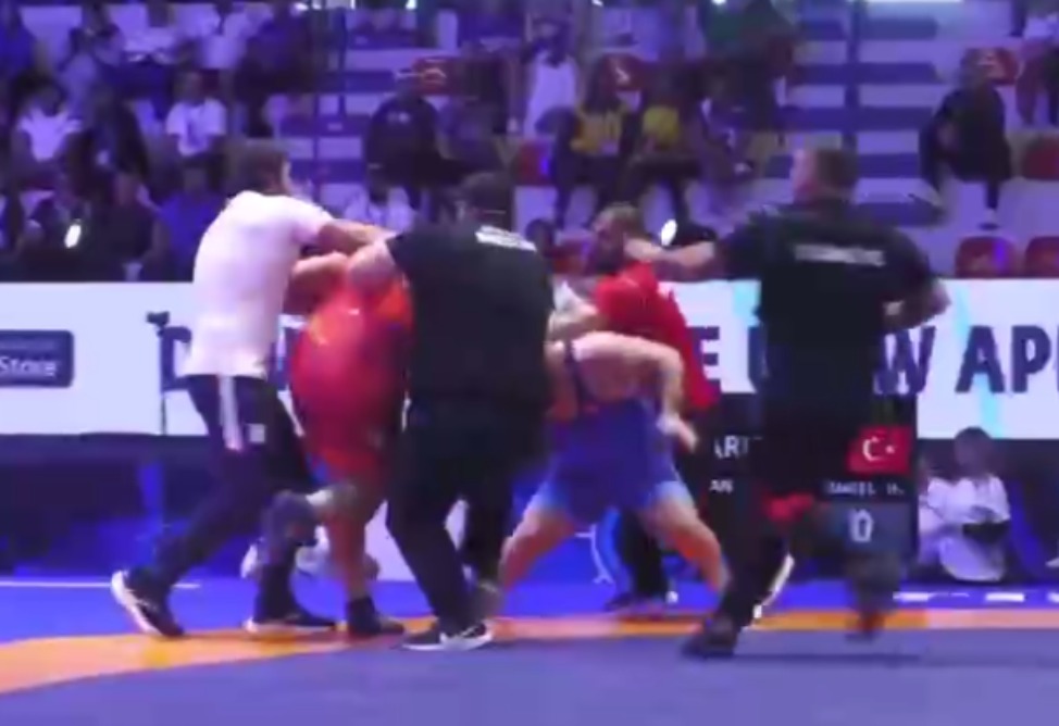 Турецкий борец толкнул армянского спортсмена на чемпионате мира, началась драка (ВИДЕО) Турецкий борец толкнул армянского спортсмена на чемпионате мира, началась драка (ВИДЕО)