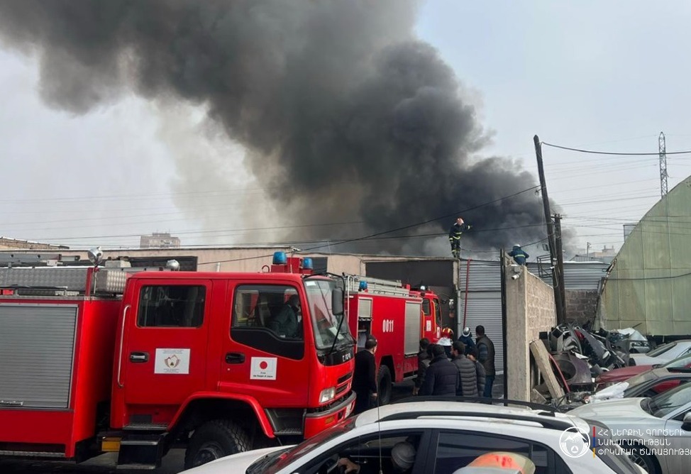 Աշխատակիցներից մեկը ծխահարվել է, 18 մարտական հաշվարկ աշխատում է չորս տեղամասով․ ՓԾ տնօրենի տեղակալ