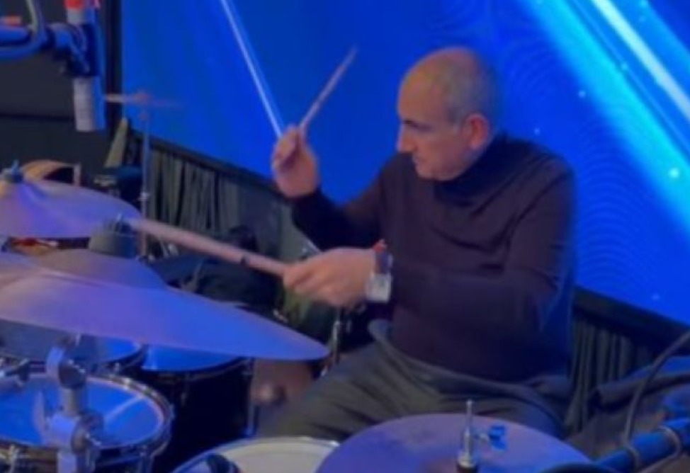 Մեկ տարվա համար վճարել եմ 250 դոլար և օնլայն դասերի եմ գնում․ Փաշինյանը՝ հարվածային գործիքների վրա նվագելու մասին