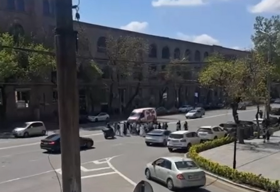 Փողոցը չթույլատրելի հատվածով անցնող ուսուցչուհու և 3 ծնողի նկատմամբ կազմվել է իրավախախտման արձանագրություն (ՎԻԴԵՈ) Փողոցը չթույլատրելի հատվածով անցնող ուսուցչուհու և 3 ծնողի նկատմամբ կազմվել է իրավախախտման արձանագրություն (ՎԻԴԵՈ)