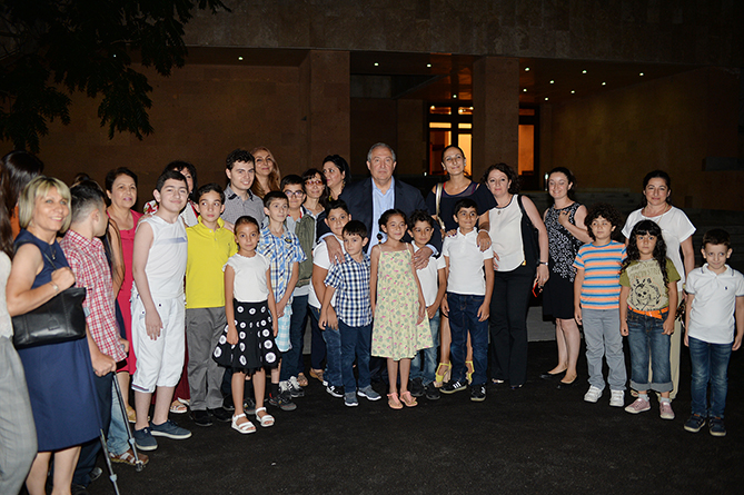 президент Армен Саркисян и дети наблюдают за звездами