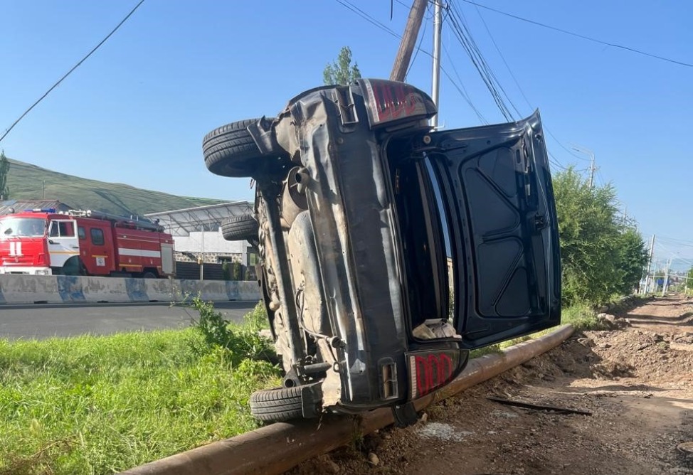 Հրազդանում Lada–ն բախվել է սյանը և կողաշրջվել․ վարորդը հոսպիտալացվել է