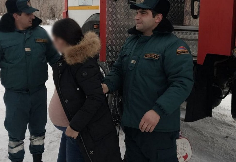  Из-за метели в селе в Армении беременная женщина не могла добраться до больницы: помогли спасатели