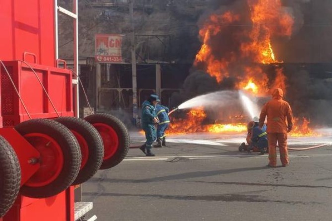 Ереван машина пожар