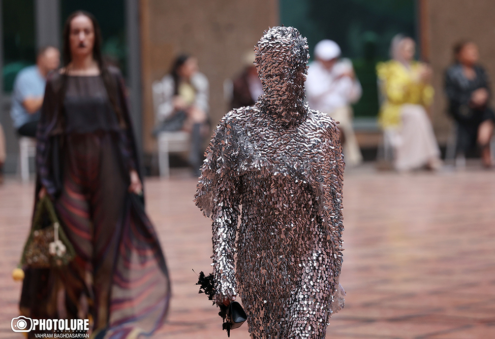 Образы, стиль и тренды подиумов Yerevan Fashion Week 2025-4
