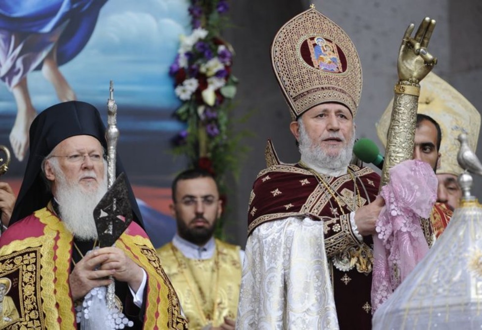 Մյուռոնի օրհնության արարողությունը՝ Մայր Աթոռի Սուրբ Տրդատի բաց խորանում (ՈւՂԻՂ) Մյուռոնի օրհնության արարողությունը՝ Մայր Աթոռի Սուրբ Տրդատի բաց խորանում (ՈւՂԻՂ)