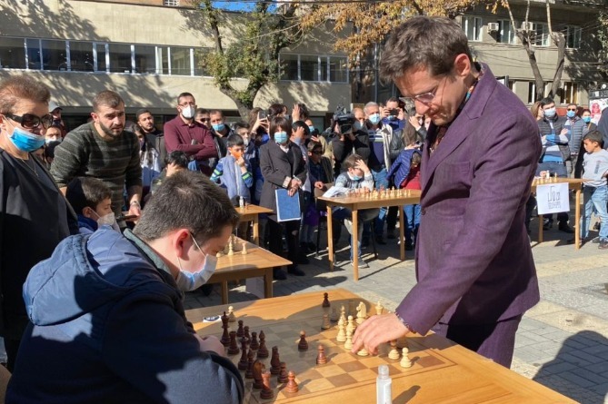 Левон Аронян сеанс шахматы.jpg