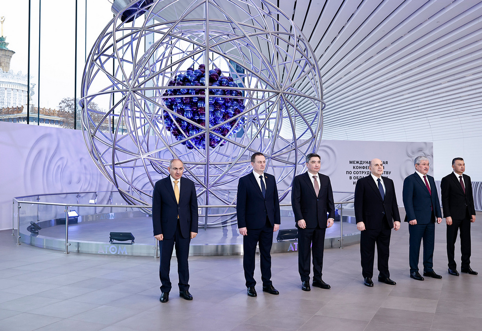 Армянский премьер принял участие в экскурсии в музее "Атом" в Москве 