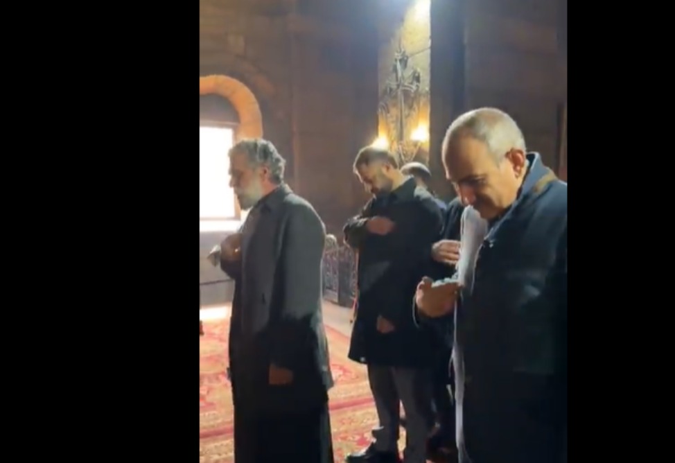 Փաշինյանը սկսել է ներկուսակցական քարոզարշավը և աղոթել Էջմիածնի  եկեղեցում