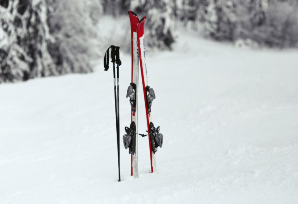 62–ամյա տղամարդն ու նրա որդին Երևան–Գյումրի ճանապարհից գողացել են մարզադպրոցին պատկանող 10–15 զույգ դահուկները