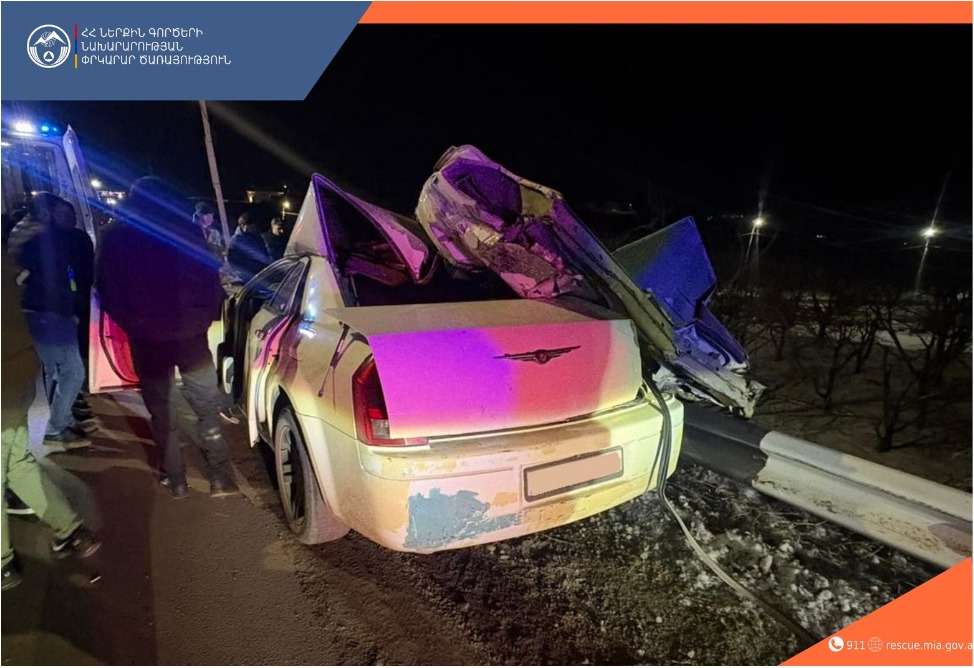 Ավտոմեքենան բախվել է ճամփեզրի երկաթե արգելապատնեշներին. ուղևորին ավտոմեքենայից դուրս են բերել հատուկ տեխնիկայի միջոցով