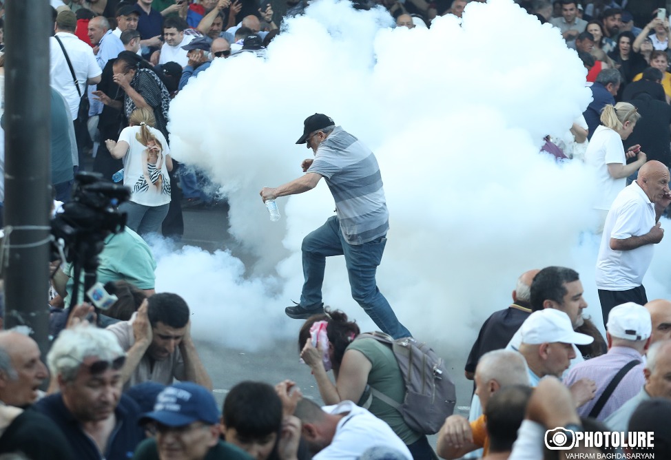 Police use stun grenades against protesters in central Yerevan-1