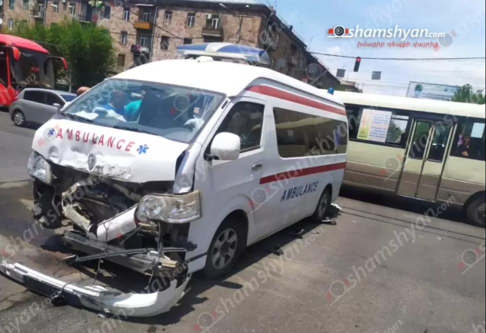 Ավտովթար Երևանում՝ շտապօգնության մեքենայի մասնակցությամբ․ 2 մարդ հոսպիտալացվել է