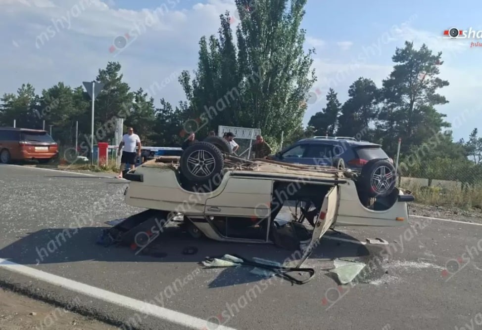 Ծովագյուղ-Շորժա ավտոճանապարհին «ՎԱԶ 2106»-ը բախվել է կայանված «Nissan Rogue»-ին և գլխիվայր շրջվել․ կա վիրավոր
