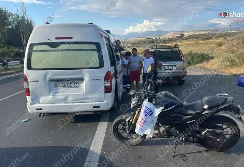 Երևան-Սևան ավտոճանապարհին մոտոցիկլը բախվել է կայանված ավտոմեքենային․ կա տուժած
