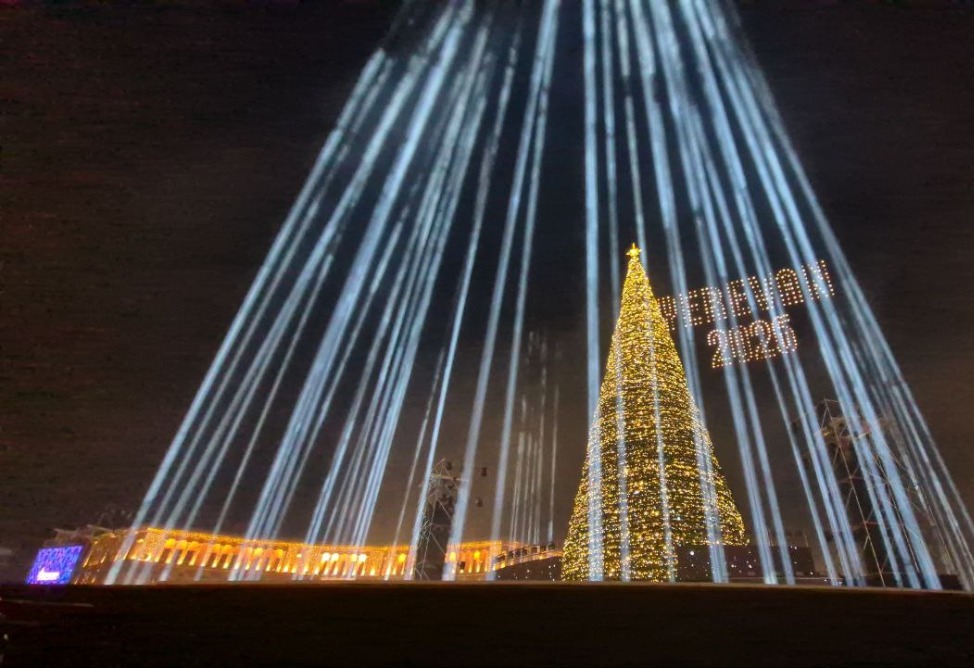 Հանրապետության հրապարակում վառվեցին գլխավոր տոնածառի լույսերը (ՖՈՏՈ, ՎԻԴԵՈ)