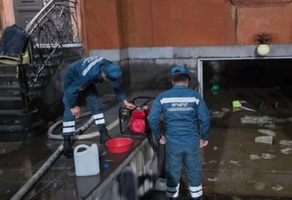Գյումրիում հորդառատ անձրևի հետևանքով նկուղներ են ջրալցվել. փրկարարները հեռացրել են շուրջ 125 խմ ջուր