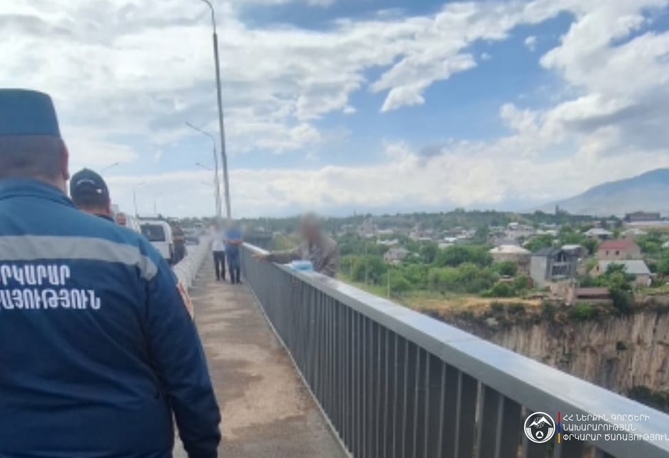 В Армении гражданин пытался совершить самоубийство, прыгнув с моста (ФОТО)
