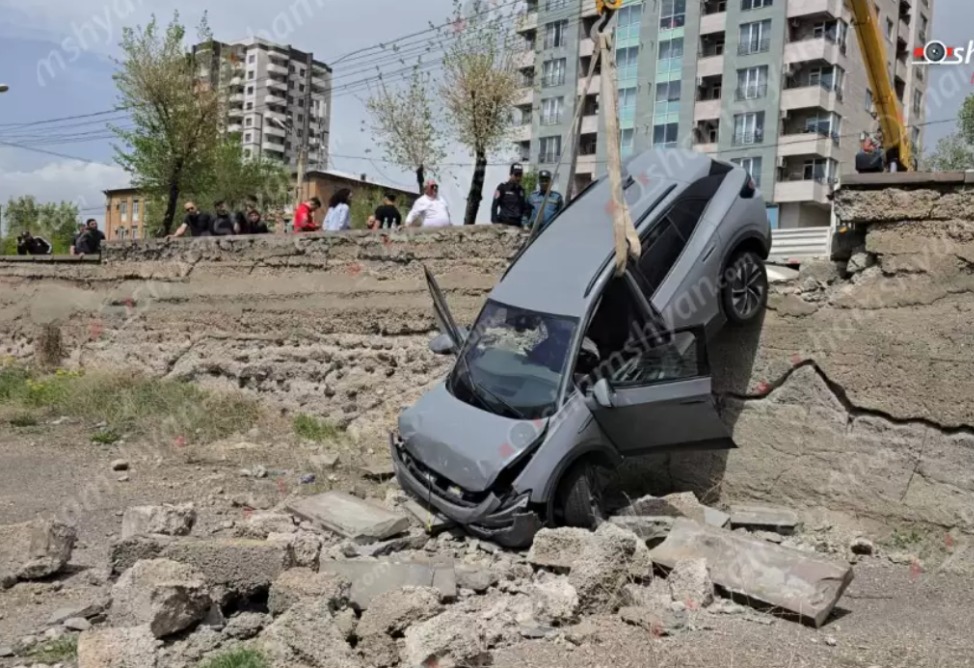 Արտակարգ դեպք՝ Երևանում․ մեքենան բախվել է կայանված BMW-ին, մեկ այլ ավտոմեքենայի կոտրել պարիսպն ու կախվելով հայտնվել այլ տարածքում Արտակարգ դեպք՝ Երևանում․ մեքենան բախվել է կայանված BMW-ին, մեկ այլ ավտոմեքենայի կոտրել պարիսպն ու կախվելով հայտնվել այլ տարածքում