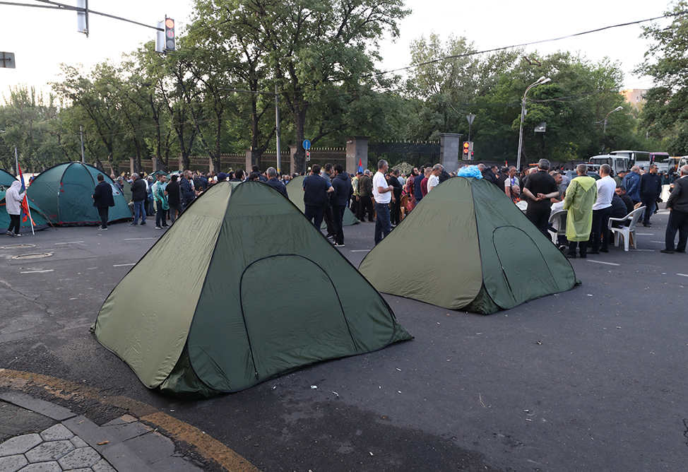 палатки, акция, проспект Баграмяна