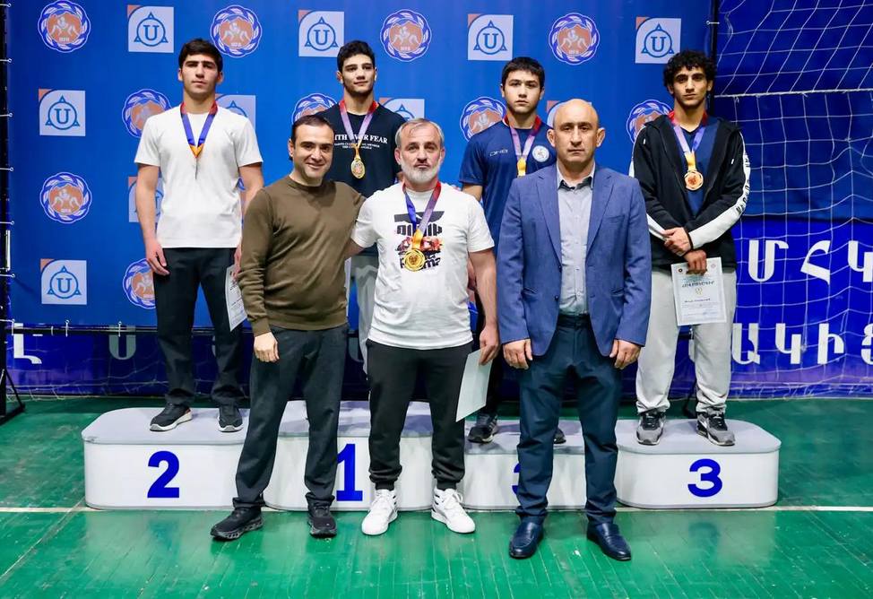 В Ереване наградили победителей и призеров молодежного чемпионата Армении по вольной борьбе (ФОТО) 