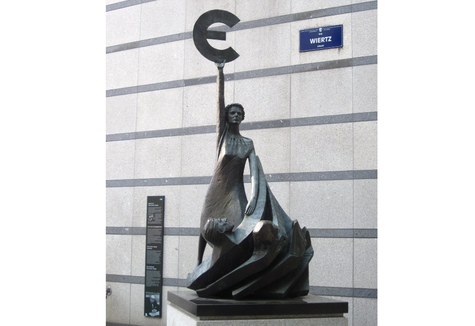 3 памятник деньгам 