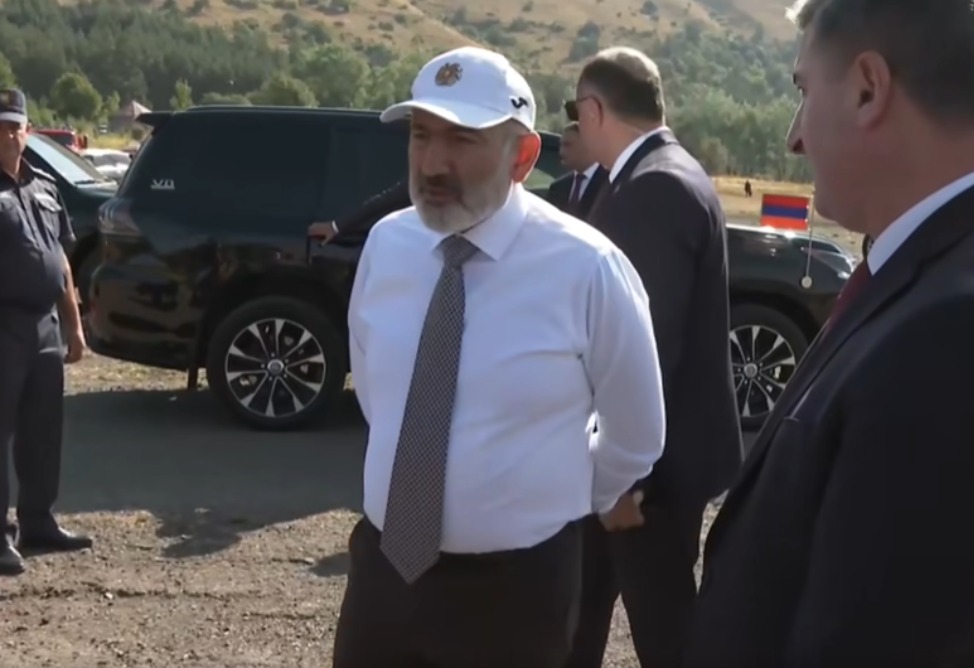 Пашинян в Вайоцдзорской области обсудил вопрос эксплуатации аэропорта Джермука (ВИДЕО) Пашинян в Вайоцдзорской области обсудил вопрос эксплуатации аэропорта Джермука (ВИДЕО)