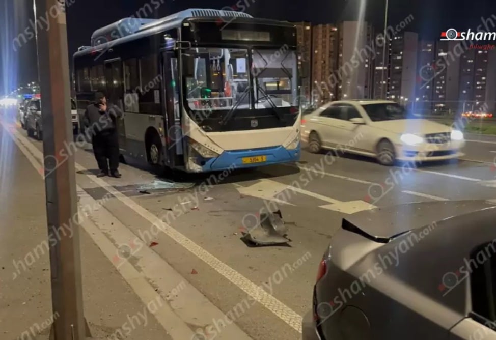 Երևանում ուղևորատար ավտոբուսը բախվել է կայանված մեքենային․ վերջինիս վարորդը հոսպիտալացվել է