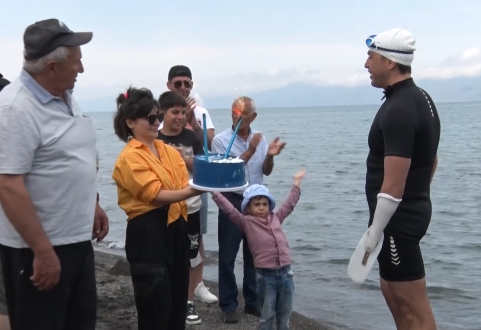 44–օրյա պատերազմի մասնակից Գուրգեն Հարությունյանը 3 ժամում լողալով հատել է Սևանա լիճը` անցնելով 7կմ (ՎԻԴԵՈ) 44–օրյա պատերազմի մասնակից Գուրգեն Հարությունյանը 3 ժամում լողալով հատել է Սևանա լիճը` անցնելով 7կմ (ՎԻԴԵՈ)