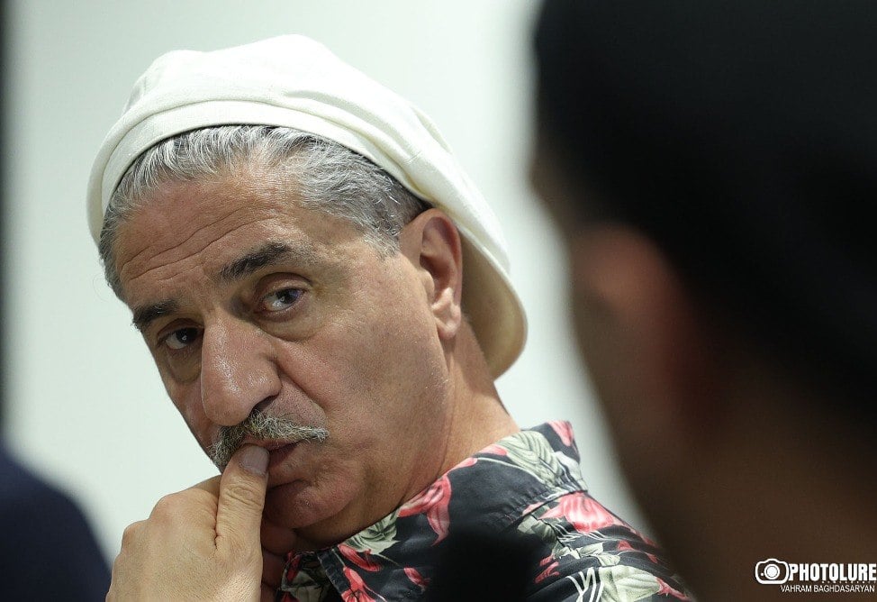 «Մենք բոլորս սիրո կարիք ունենք»․ Սիմոն Աբգարյանը՝ դը Գոլի, հայկական ինքնության և «Կազինո Ռոյալ»–ի մասին