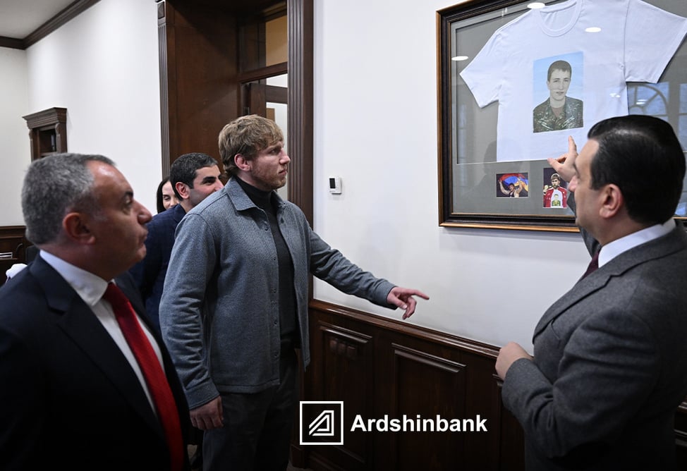 Արդշինբանկի վարչության նախագահը և բրենդի դեսպան Արթուր Ալեքսանյանն այցելել են Զինվորի տուն վերականգնողական կենտրոնի բուժառուներին 