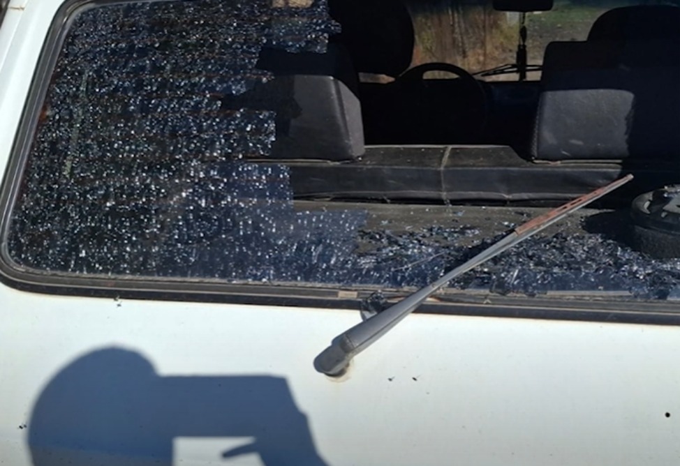 Ընտանի կենդանիների հողամաս մտնելու պատճառով վիճել են, տղամարդը կացնով վնասել է մեքենան (ՎԻԴԵՈ)