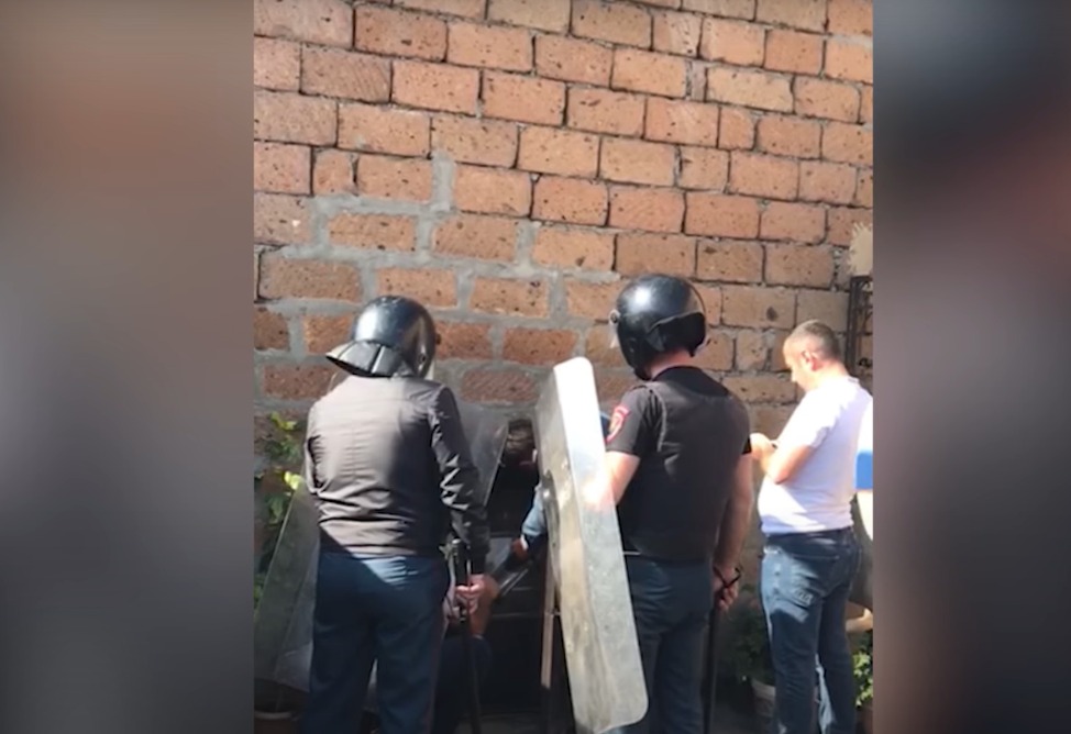 46–ամյա տղամարդն ինքնաշեն զենքերով գիշերը փորձել է կողոպտել հարևանին, սակայն թաքնվել է նկուղում ու բռնվել (ՎԻԴԵՈ) 46–ամյա տղամարդն ինքնաշեն զենքերով գիշերը փորձել է կողոպտել հարևանին, սակայն թաքնվել է նկուղում ու բռնվել (ՎԻԴԵՈ)