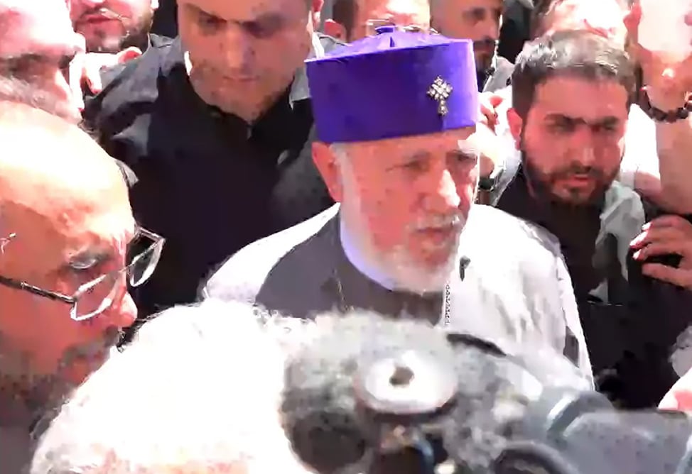 Силовики в Эчмиадзине намереваются задержать архиепископа Аджапахяна, духовенство препятствует