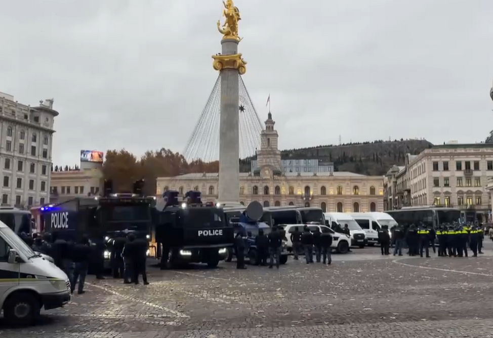 Напряженная ситуация в центре Тбилиси, усилены меры безопасности в ожидании первого заседания нового парламента Напряженная ситуация в центре Тбилиси, усилены меры безопасности в ожидании первого заседания нового парламента
