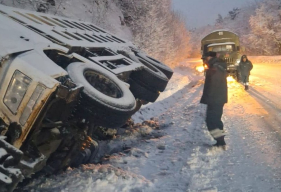 Դիլիջանի ոլորաններում ձյուն մաքրող մեքենա է կողաշրջվել