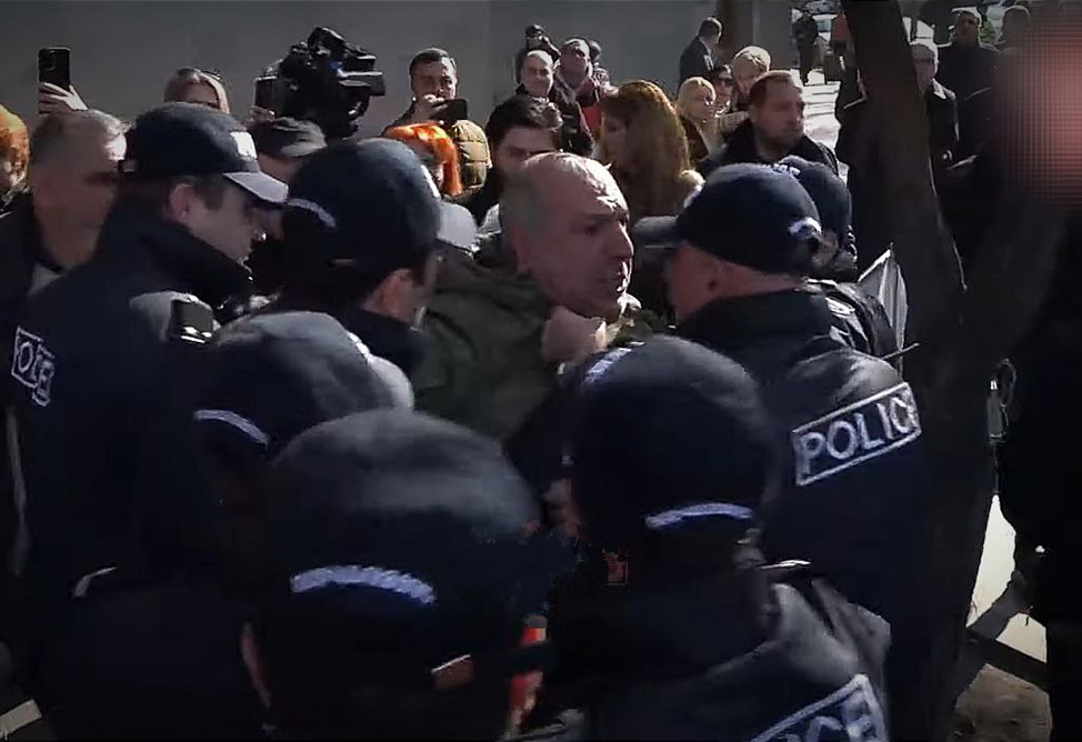 Полиция подвергла приводу участников акции протеста в Ереване Полиция подвергла приводу участников акции протеста в Ереване