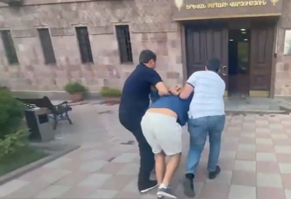 Փակել են ճանապարհը, դուրս բերել մեքենայից ու ծեծել. խուլիգանություն՝ Երևանի կենտրոնում (ՎԻԴԵՈ)