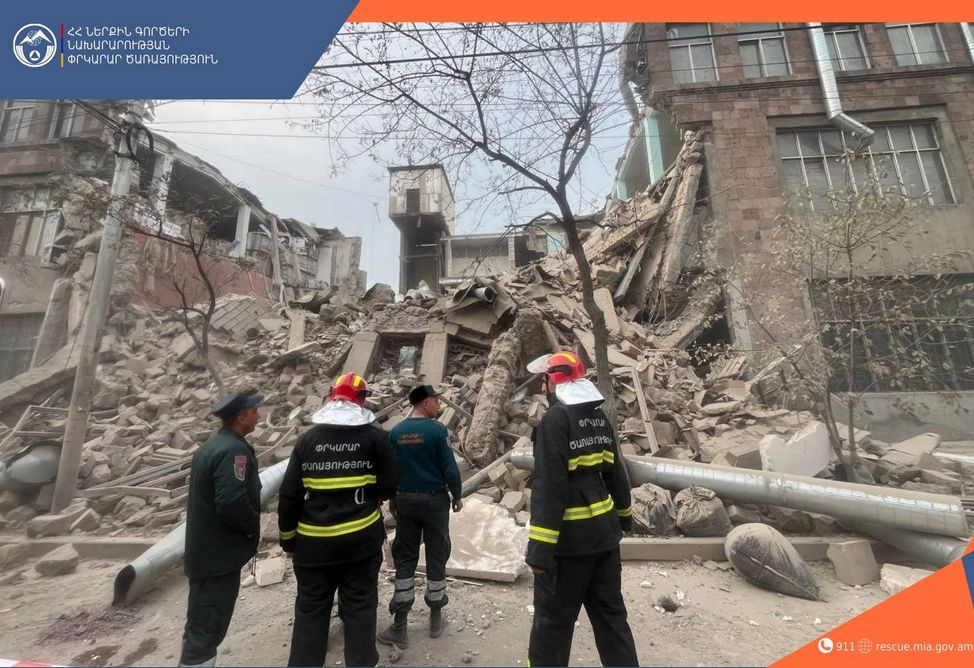 Փլուզվել է Երևանում գտնվող չգործող դաշնամուրի գործարանի պատը. կա տուժած (ՎԻԴԵՈ) Փլուզվել է Երևանում գտնվող չգործող դաշնամուրի գործարանի պատը. կա տուժած (ՎԻԴԵՈ)