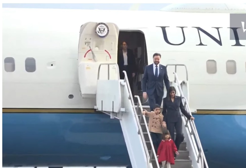 Ուղղակի նայեք այս գեղեցկությանը. Երևանում Վենսի ինքնաթիռի վայրէջքի ժամանակ փռված հայկական գորգը հիացրել է  The Guardian-ի լրագրողին. (ՖՈՏՈ)