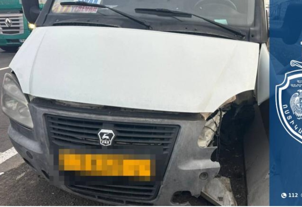 Пассажирская маршрутка попала в ДТП в Армении, пострадали три человека