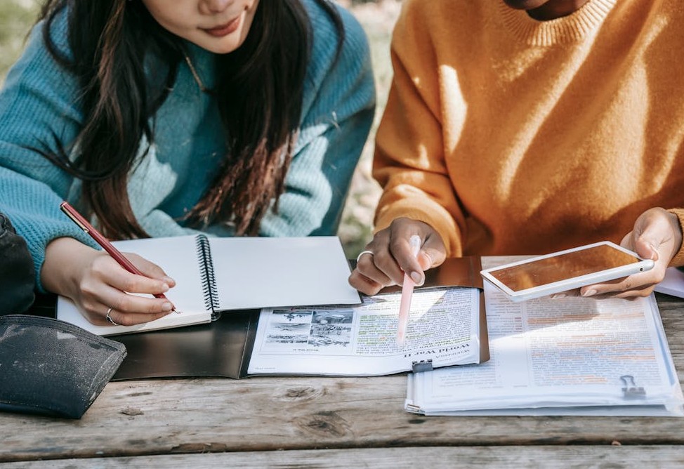 Школы без гаджетов: в Ереване хотят ограничить использование учениками мобильников 