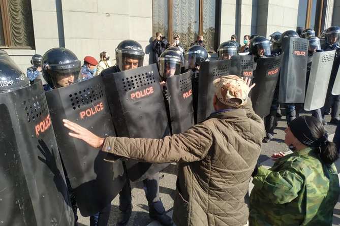 полиция на митинге на площади Свободы.jpg