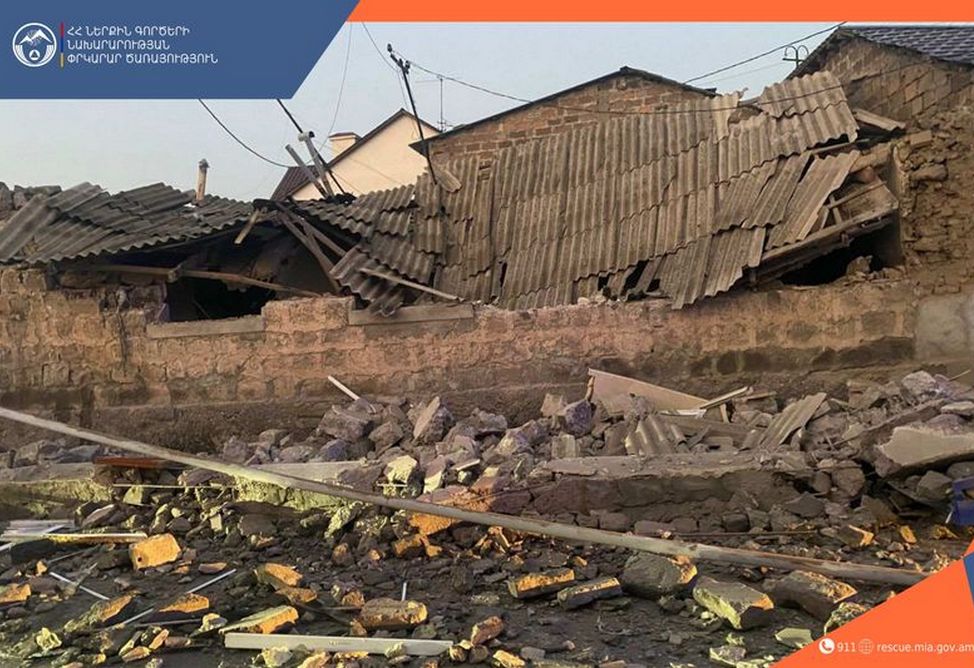 Взрыв прогремел в Вагаршапате: разрушен жилой дом, пострадала 76-летняя женщина (ФОТО) 