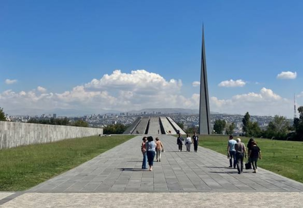 «Ցեղասպանությունն անհավատալի է». թուրքական «Ֆեներբահչեի» բասկետբոլիստն այցելել է Ծիծեռնակաբերդ 