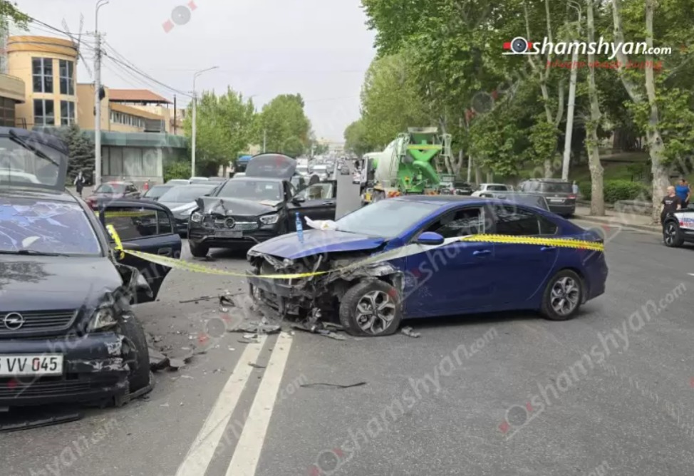 Շղթայական ավտովթար՝ Երևանում․ 4 մեքենա է բախվել Շղթայական ավտովթար՝ Երևանում․ 4 մեքենա է բախվել