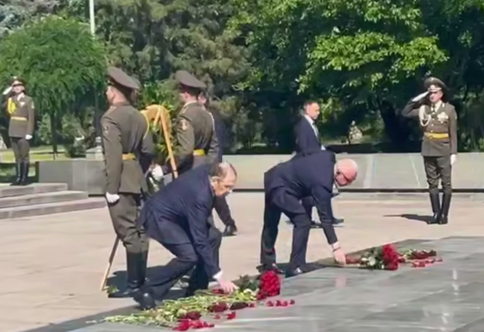 Лавров возложил цветы к Вечному огню в Ереване