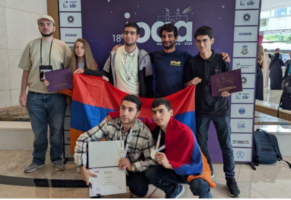 Жеке әйелді қол астына алып жатыр Настя Каменская мен Гарик Харламов жыныстық қатынасқа түсуде