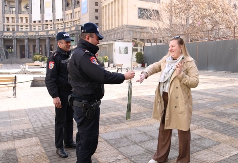 Спасатели "спасают" 8 Марта в Ереване (ВИДЕО) Спасатели "спасают" 8 Марта в Ереване (ВИДЕО)